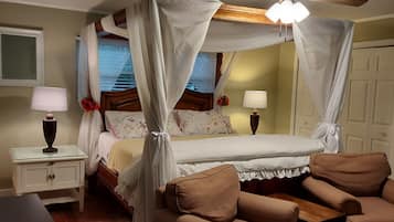 4 sovrum, skrivbord, strykjärn/strykbräda och resesäng