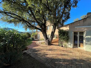 Terrace/patio - Large family villa with infinity pool, near Saint-Tropez (Le Plan-de-la-Tour)