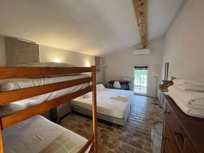 6 bedrooms, in-room safe, desk, iron/ironing board