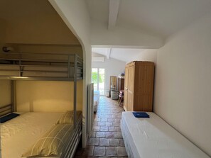 6 bedrooms, in-room safe, desk, iron/ironing board