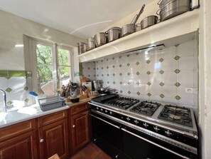 Fridge, microwave, oven, stovetop - Large family villa with infinity pool, near Saint-Tropez (Le Plan-de-la-Tour)