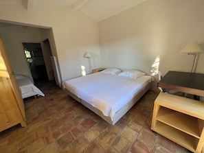 6 bedrooms, in-room safe, desk, iron/ironing board - Large family villa with infinity pool, near Saint-Tropez (Le Plan-de-la-Tour)