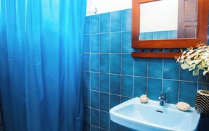 Shower, hair dryer, towels, soap - Air-conditioned studio Lower villa (Fort-de-France)