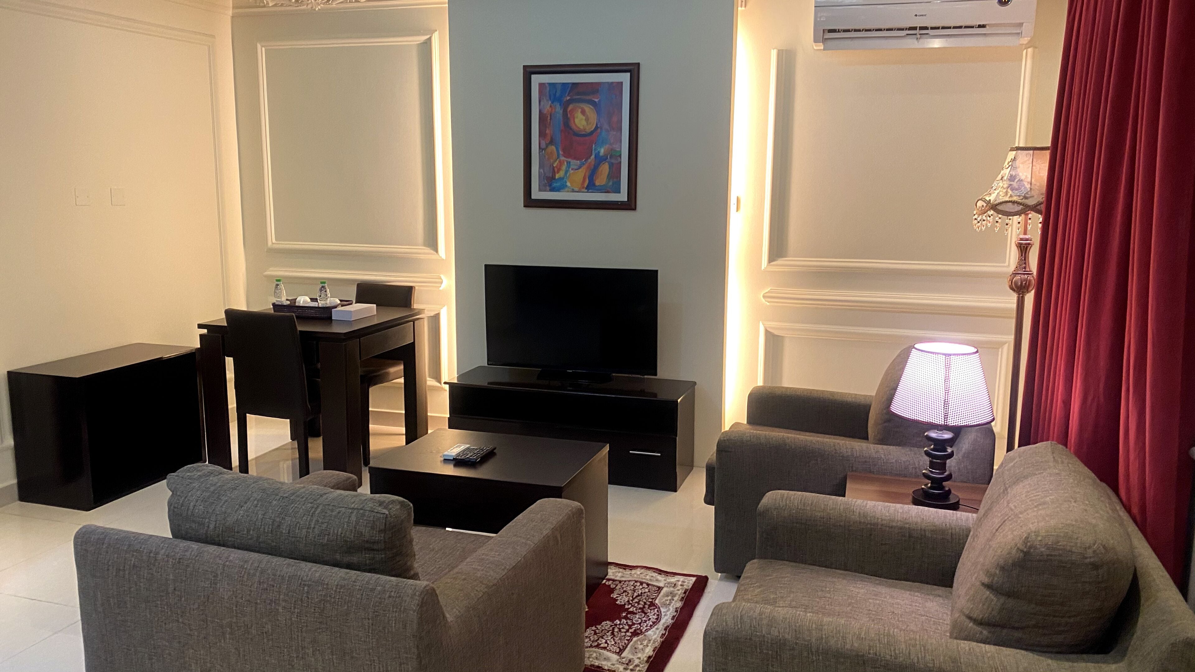 Deluxe Twin Room | Living area | 42-inch LCD TV with satellite channels