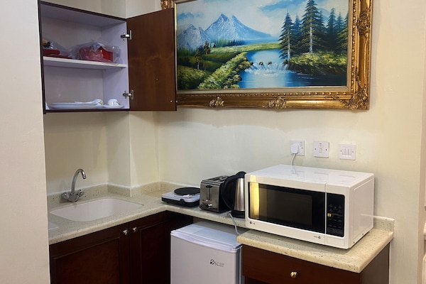 Camera Premium | Angolo cottura privato | Mini-frigorifero, bollitore elettrico, pentole/stoviglie/utensili