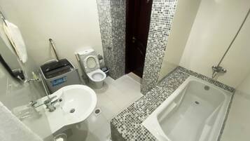 Kamar Premium | Kamar mandi | Perlengkapan mandi gratis, pengering rambut, sandal, dan handuk