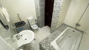 Habitación Premium | Baño | Amenidades de baño gratuitas, secadora de cabello, pantuflas, toallas 