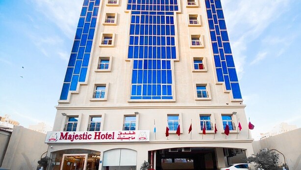 Un hôtel doté d’une grande fenêtre centrale et de balcons.