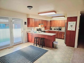 Coffee/tea maker, fridge, microwave, oven