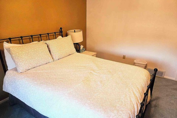 2 bedrooms, iron/ironing board, WiFi (free), bed sheets