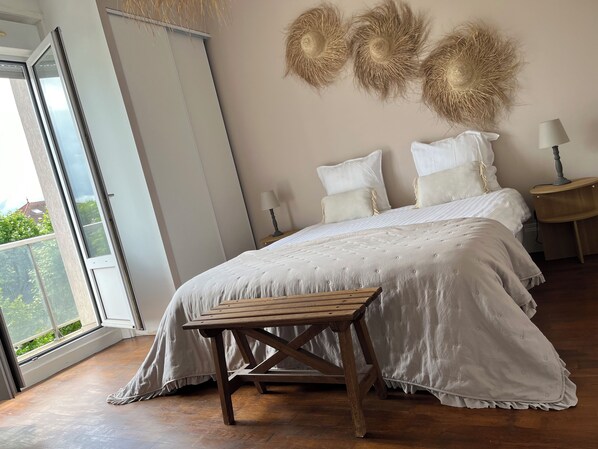 3 habitaciones, insonorización y tabla de planchar con plancha 