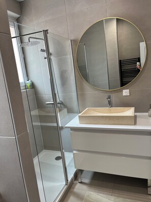 Shower, free toiletries, hair dryer, towels