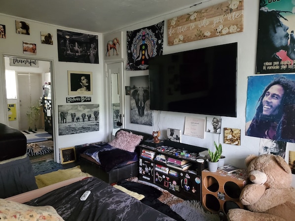 1 habitación, escritorio, tabla de planchar con plancha y wifi 