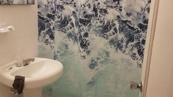 Secadora de cabello, toallas, jabón, papel de baño
