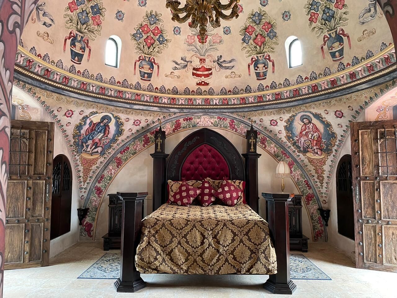 Romantic Yucatan restored home with pool & professional kitchen