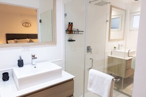 Shower, hair dryer, towels, soap - Amazing Blue Venao, Unique & Cozy 2BR Condo — 3 min from the beach! (Provincia de Los Santos)