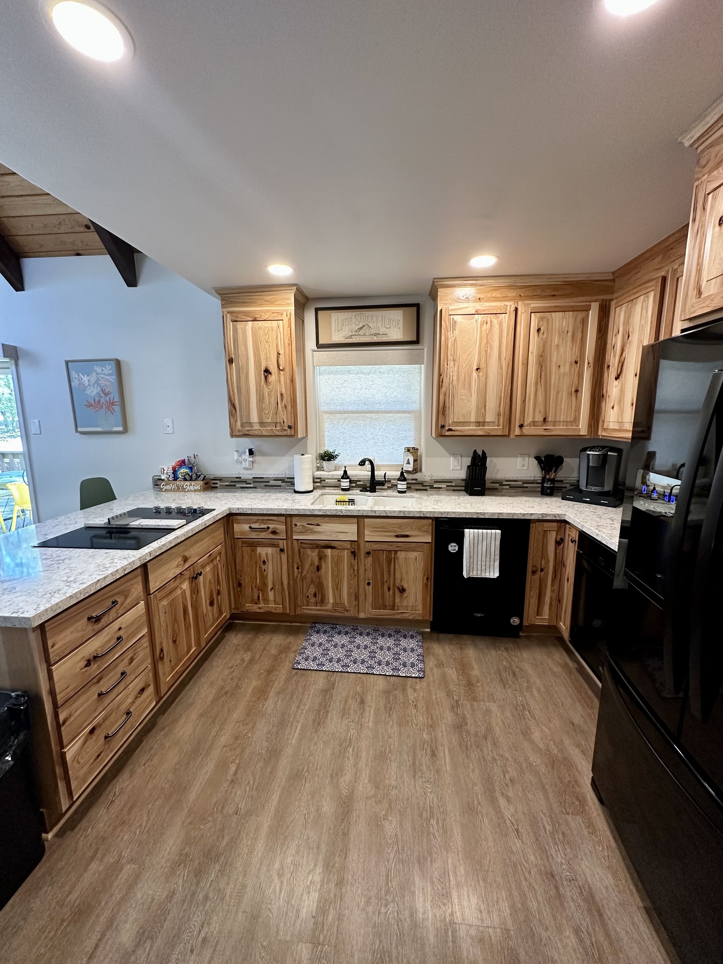 Cozy Cabin with Pool Table, Game Room, Deck, and Fireplace in Pinetop/Lakeside. 