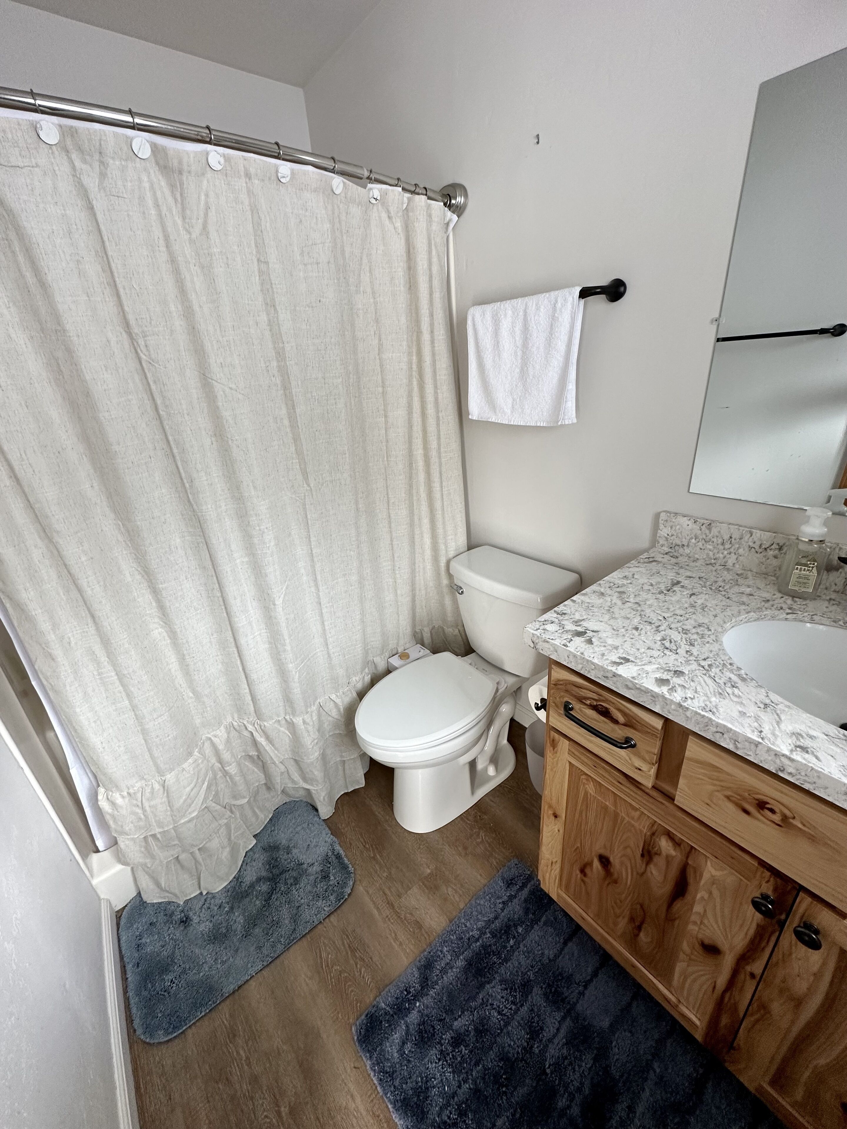 Cozy Cabin with Pool Table, Game Room, Deck, and Fireplace in Pinetop/Lakeside. 