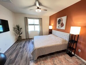 4 Schlafzimmer, Schreibtisch, Bügeleisen/Bügelbrett, WLAN