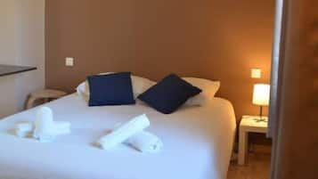 1 chambre, bureau, fer et planche Ă repasser, draps fournis