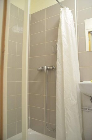 Sèche-cheveux, serviettes fournies, savon, papier toilette