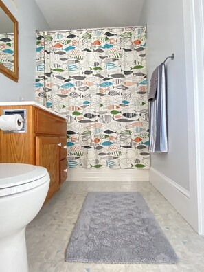 Secadora de cabello, toallas, jabón, papel de baño