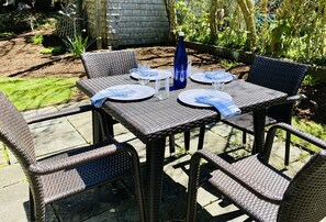 Outdoor dining - Bright, In-Town Nantucket Cottage + Yard - Walk to Main St. (Nantucket)