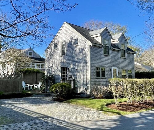 Bright, In-Town Nantucket Cottage + Yard - Walk to Main St.