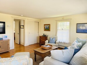 Smart TV, books, stereo - Bright, In-Town Nantucket Cottage + Yard - Walk to Main St. (Nantucket)