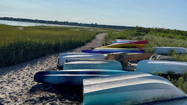 A sandy path leading to a body of water with several kayaks lined up on the side. - Bright, In-Town Nantucket Cottage + Yard - Walk to Main St. (Nantucket)