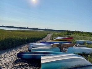A sandy path leading to a body of water with several kayaks lined up on the side. - Bright, In-Town Nantucket Cottage + Yard - Walk to Main St. (Nantucket)