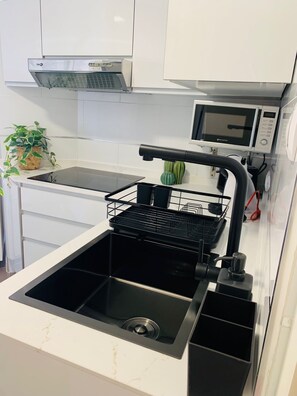 Køleskab, mikrobølgeovn, kogeplade, kaffe-/temaskine