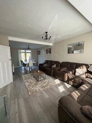 TV - Good sized family home awaits for you to enjoy (Ilford)