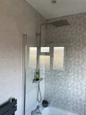 Towels, soap, toilet paper - Good sized family home awaits for you to enjoy (Ilford)