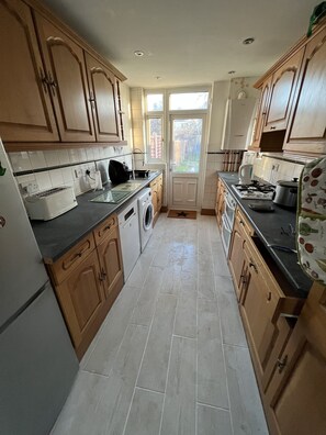 Jääkaappi, mikroaaltouuni, uuni, liesi