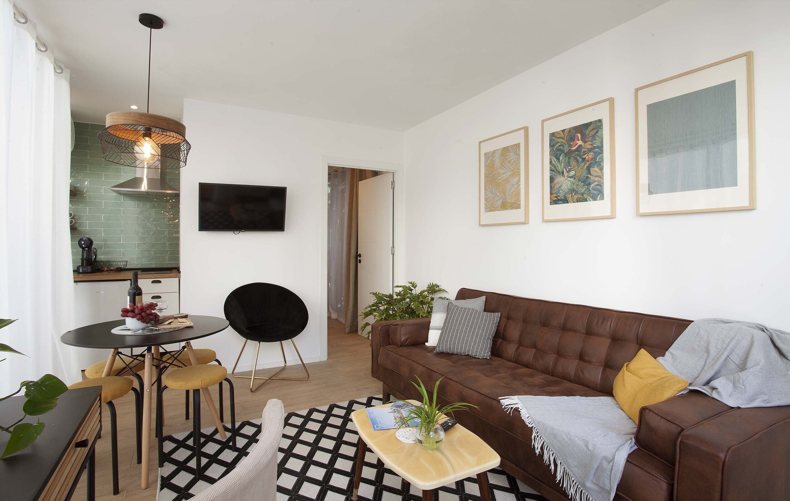 Modern stylish home 10 min. to city center