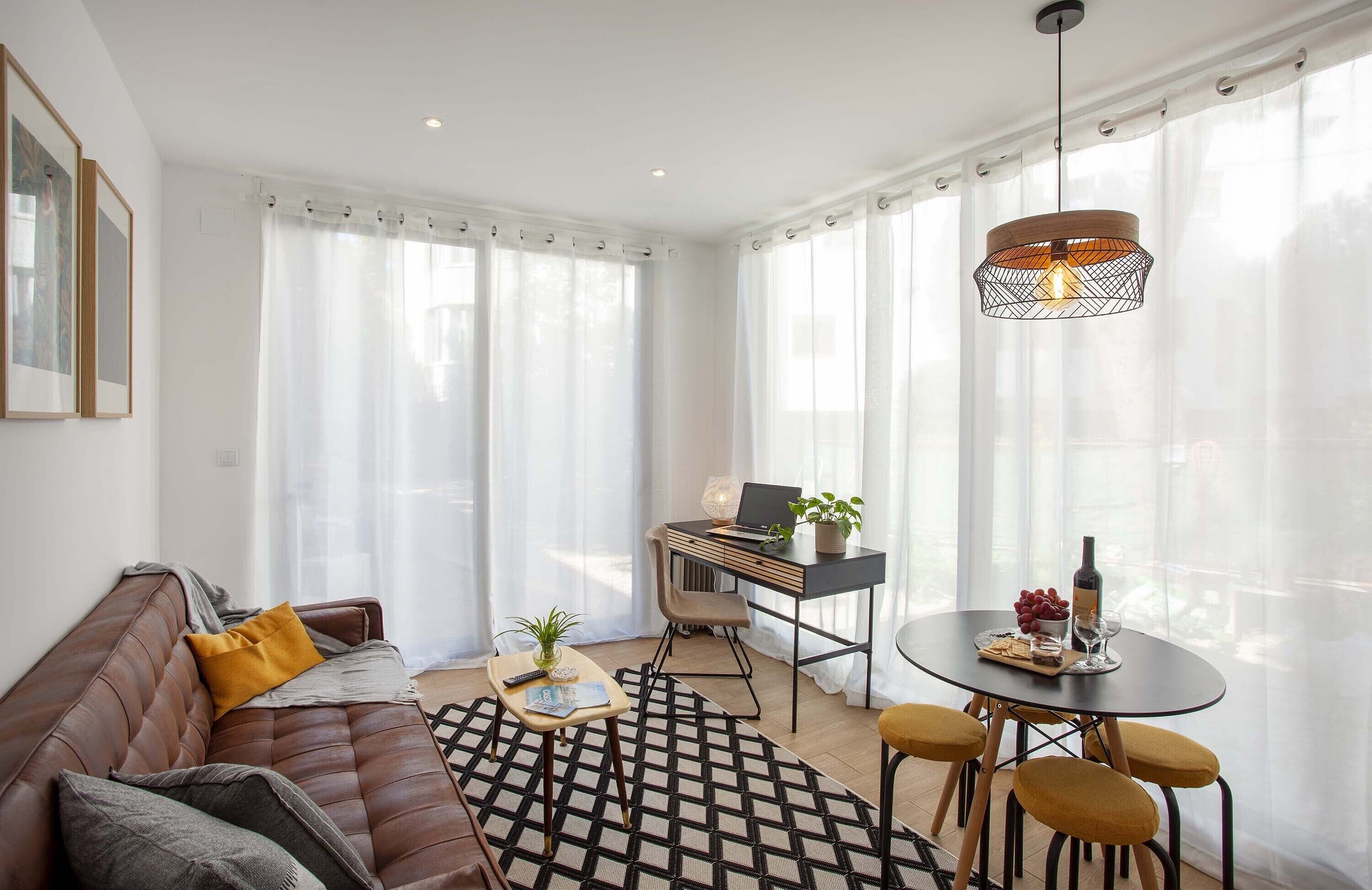 Modern stylish home 10 min. to city center