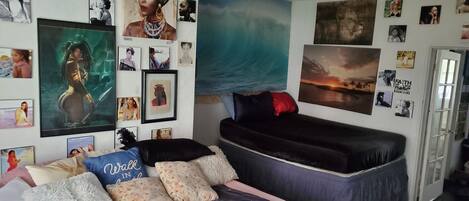 1 dormitorio, tabla de planchar con plancha, wifi y ropa de cama