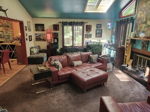 Smart TV, DVD player, livros, biblioteca musical