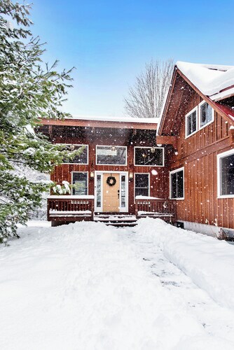 Spring Vermont Ski House- Salt Hot Tub, Fire Pit, Pets, 10 min to MT Snow