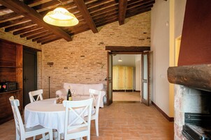 Condo | Área de estar | TV de tela plana 32 polegadas com canais digitais, TV, pisos aquecidos