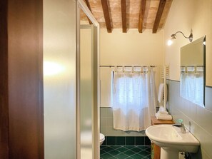 Gratis toiletartikelen, een haardroger, een bidet, handdoeken