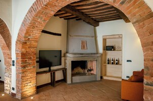 复式房 | 起居区 | 32-英寸纯平电视（配备数码频道）、电视、加热地板