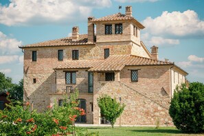 Front of property - Villaluce Wine Agriturismo (Castiglione del Lago)