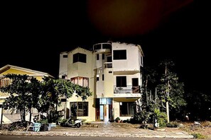 Front of property - Hotel Paraiso del Mar  (Puerto Baquerizo Moreno)