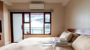 1 habitación, caja de seguridad en la habitación y escritorio 