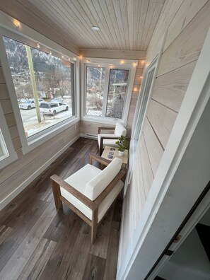 Interior - Sunshine 🌞 and Hot tub! (Nelson)