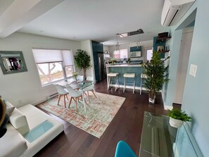 Interior - Sunshine 🌞 and Hot tub! (Nelson)