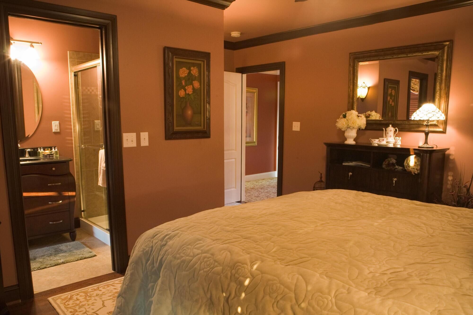 Gatsby Queen Luxury Suite with view of horse paddocks