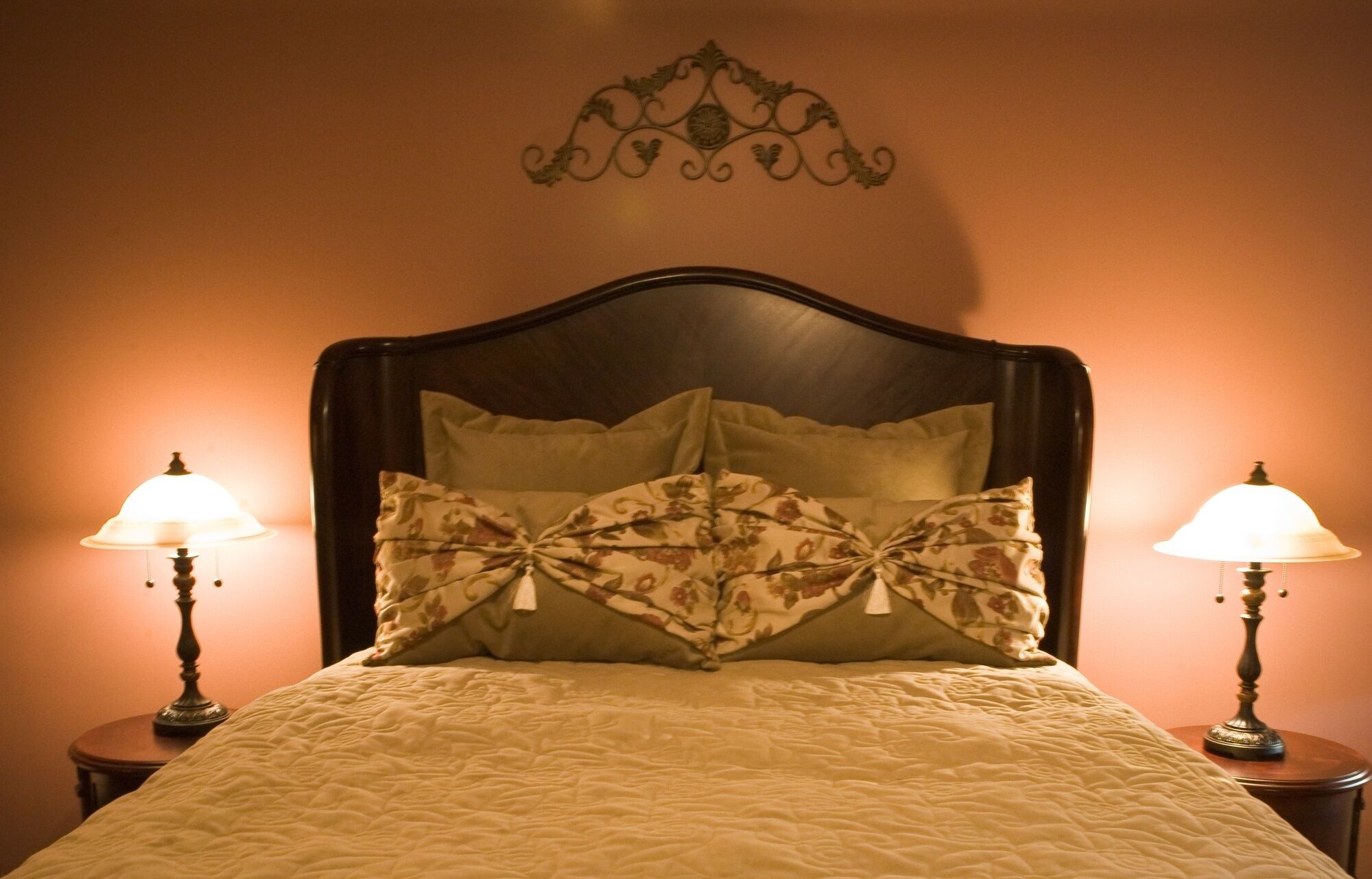 Gatsby Queen Luxury Suite with view of horse paddocks